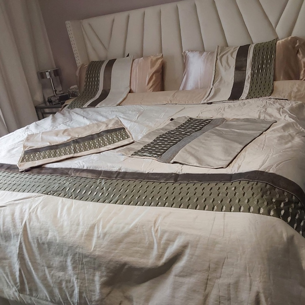Elegant roche bobois Cream and Brown Bedding Set